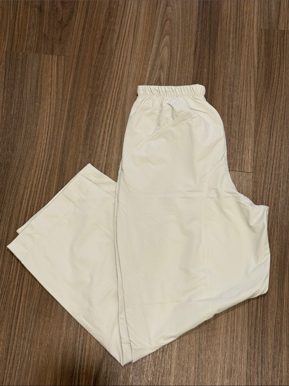 lululemon athletica Mid-Rise Barrel-
Leg Cropped Pant